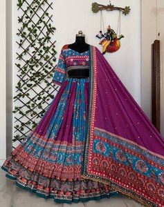 Nouveau Navratri spécial mousseline coton belle impression numérique avec vrai miroir travail Lehenga & Choli avec Dupatta au prix de gros - Product Image 4