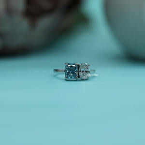 Radiante y lujoso anillo de compromiso de oro sólido de 18 quilates para mujer Diamante cultivado en laboratorio de corte ovalado con ajuste de dos piedras Certificado IGI - Product Image 1