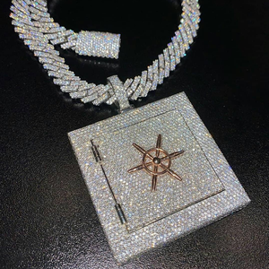 Colgante de Lujo con Moissanita Helada Estilo Hip Hop, Forma de Tornillo, Piedras Baguette, Plata 925, Acabado en Oro Amarillo VVS1, Brillo Premium - Product Image 5