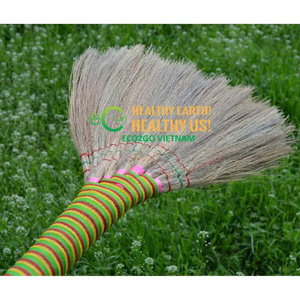 Escoba Eco2go Vietnam de Alta Resistencia y Ligera para Limpieza de Pisos en Interiores y Exteriores - Escoba con Mango de Madera Directo de Fábrica - Product Image 3