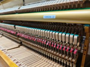 Piano droit acoustique Yamaha W103 marron haut de gamme pour les musiciens professionnels, piano d'occasion japonais de deuxième main, bois massif - Product Image 5