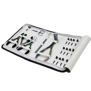 Kit complet d'outils pour extensions capillaires, comprenant des pinces à presser pour extensions à bandes, des pinces à micro-perles et des outils de retrait, des pinces à kératine et un outil de coupe pour extensions à micro-perles. - Product Image 1