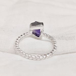 Anillo de plata de ley 925 con piedra natural de amatista en bruto para mujer, diseño de banda retorcida, ideal para San Valentín, piedra de nacimiento de febrero - Product Image 5