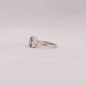 Anillo de Compromiso Fino para Mujer, con Diamante Cultivado en Laboratorio de Color Verde Único, Oro Blanco Sólido de 18 Quilates, con Corte Corazón y Radiante - Product Image 4