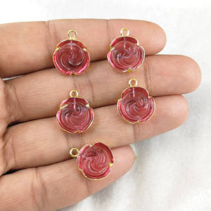 Piedra preciosa de turmalina Rosa 15 MM Encantos tallados a mano Colgante chapado en oro-Pirámide preciosa - Product Image 2