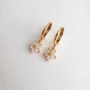 Pendientes Pequeños con Forma de Flor, Circonita Natural con Corte Marquesa, Plata de Ley, Joyería Floral Delicada, Regalo para Ella - Product Image 3