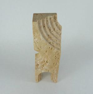 Sculpture architecturale élégante en pierre de travertin avec des courbes artisanales, pièce de décoration d'art moderne, texture naturelle de luxe - Product Image 4