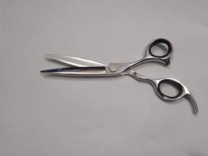 6.5 "นิ้วกรรไกรช่างตัดผมขายดีสีดำมืออาชีพชุดมีดโกนโลโก้ออกแบบได้ตามต้องการ - Product Image 3