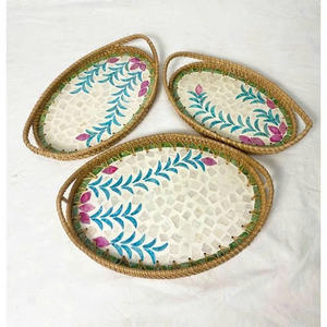 Bandeja Multiusos de Ratán con Detalles de Conchas Marinas para Servir Comida, Bebidas y Decoración del Hogar - Product Image 1