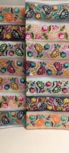 Adorno de tul de patrón intrincado con tela de encaje bordado Floral colorido Ropa de boda de gama alta Ropa Decoraciones de boda - Product Image 3