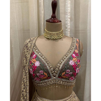 Magnifique Lehenga Choli de créateur pour mariages, en tissu Georgette, à manches, avec motifs perlés et sequins, sur commande, numéro de modèle
