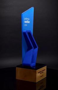 Trofeo de acrílico azul personalizado Artfulcosmos con base de madera maciza, diseño moderno para regalos promocionales empresariales - Product Image 3