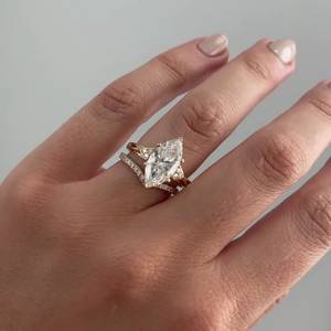 Anillo de Compromiso con Diamante de Laboratorio Marquise de 3.60 Quilates Certificado por IGI con Banda Cruzada - Product Image 2
