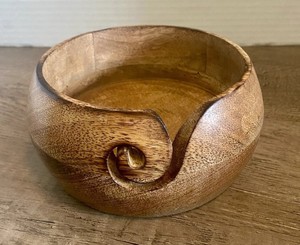 Cuenco de hilo de madera hecho a mano para tejer y ganchillo, recortes de remolino, soporte de hilo perfecto para entusiastas y artesanos - Product Image 1