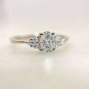 Anillo de compromiso de oro CZ de corte ovalado de 5x7mm con acentos laterales redondos para mujer, proveedor de joyería nupcial para aniversario de boda - Product Image 2