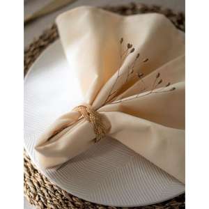 Elegantes servilleteros redondos de latón con patrones martillados e ideales para bodas y cenas formales y detalles de mesa de banquetes - Product Image 5