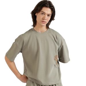 T-shirt en coton personnalisé de haute qualité pour hommes, fabriqué par une marque privée pour le marché mondial de l'habillement en gros. - Product Image 1