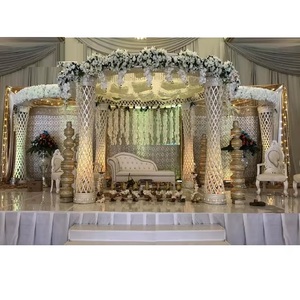 Piliers de mariage en diamant Mandap en cristal indien éblouissant de Malaisie Décorations florales rustiques de Mandap de mariage - Product Image 1