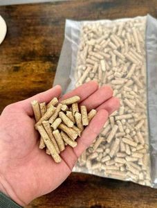 Fabricant de granulés de bois à vendre Pellet de bois de pin 6mm 15KG Sacs Europe Prix Expédition bon marché dans le monde entier. - Product Image 6