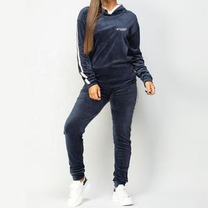 Explora la colección de chándales de mujer en línea diseñados para estilos de vida activos que proporcionan comodidad, estilo moderno y telas Premium - Product Image 6