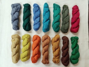 Hilos mezclados de poliéster ecológicos hechos a medida a partir de residuos reciclados, multicolores teñidos a medida para uso en tejido - Product Image 3