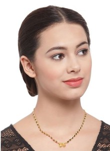 Elegante Conjunto Tradicional de Mangalsutra Chapado en Oro para Mujer con Cadena de Cuentas Negras de Diseño y Pendientes a Juego - Product Image 5