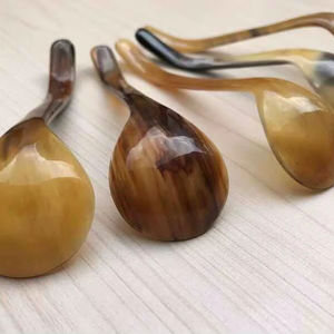 ช้อนเขาควายธรรมชาติ ทำด้วยมือและขัดเงา เหมาะสำหรับเสิร์ฟเครื่องเทศ น้ำจิ้ม หรือใช้ตกแต่งโต๊ะอาหาร คุณภาพสูง - Product Image 1