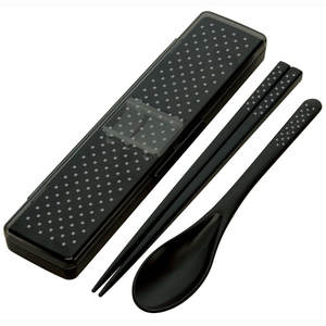 Juego de palillos y cucharas antiadherentes de plástico desechables negros con estuche personalizado Diseño divertido de estilo Zen asiático ecológico 21cm - Product Image 1
