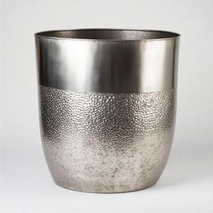 Jardinière en argent martelé Twilight Crest avec finition métallique douce pour plantes d'intérieur de qualité supérieure ou décor de balcon de créateur - Product Image 4