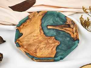 Elegante plato de madera y resina, mezcla de encanto natural con estilo moderno, perfecto para servir, cenar o exhibir. - Product Image 5
