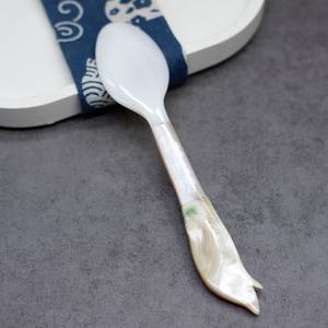 L'élégante cuillère à perles MOP pour servir du café et du thé ajoute de la sophistication à votre décor de table - Product Image 3