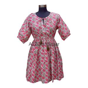 Robes courtes en coton faites à la main pour femmes - Longueur genou, coupe trapèze, imprimé floral, dentelle, écologiques, coupe décontractée, design moderne, respirantes - Product Image 1