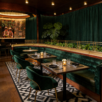 Meubles de restaurant sur mesure uniques, chaise rembourrée en velours vert, structure en métal doré, banquette demi-ronde