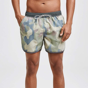 Pantalones cortos estampados informales para hombre con diseño personalizado de material transpirable para promociones y eventos de playa con logotipo OEM - Product Image 1