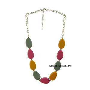 Dernier collier bavoir élégant fait à la main en résine perlée pour femmes bijoux tendance pour les fêtes et vêtements de tous les jours - Product Image 1
