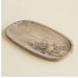 จานเสิร์ฟไม้มะม่วงทำมือ รูปทรงวงรี ลายดอกไม้สลัก สไตล์วาบิซาบิ - Product Image 1