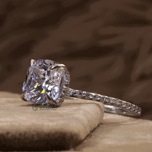 Coussin et coupe ronde halo caché avec accent ensemble de mariée bague de fiançailles pour les femmes - Product Image 1