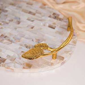 Plateau en nacre à faible coût avec poignée en métal Superbe plateau décoratif parfait pour servir des cadeaux alimentaires et décoratifs - Product Image 6