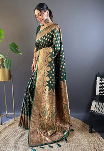 Saree de seda Banarasi Katan verde oscuro con exquisito tejido Zari perfecto para bodas festivales y tradicionales - Product Image 6