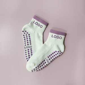 Chaussettes de sport antidérapantes en coton avec logo personnalisé et motif brodé pour femme, avec revers coloré, pour Pilates et Yoga, fabriquées au Vietnam - Product Image 5