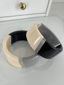 Bracelets jBangle, Bracelet de créateur fait main, cadeau de demoiselle d'honneur, Bracelet en résine de charme unique fabriqué à la main bleu et rouge, idée cadeau - Product Image 6