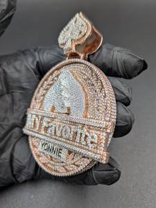 Colgante de Moissanita con Corte Esmeralda Chapado en Oro Rosa Personalizable, Disco con Letra de Plata de Ley 925, Joyería de Fiesta Estilo Hip Hop - Product Image 3