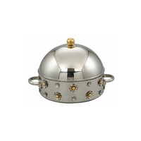 Plat chauffant élégant avec couvercle en forme de dôme et détails floraux argentés et dorés, parfait pour les buffets de fête, la restauration et les réceptions festives