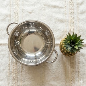 Passoire en acier inoxydable avec design ananas, bol à pied, bol profond, finition chromée, compatible lave-vaisselle et four, poignées en métal - Product Image 2