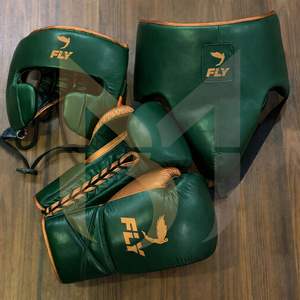 Juego de guantes de boxeo profesionales de cuero Fly, nuevos, y protector de cabeza e inguinal, en verde y dorado, fabricado en Pakistán. - Product Image 2