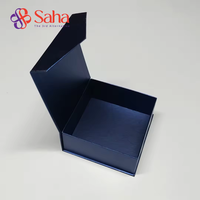 Boîte cadeau rigide pliable noire de luxe en carton magnétique pour vêtements, avec revêtement UV, en matériau kraft recyclable et gaufrage mat
