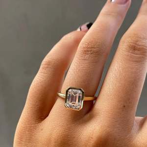 Anillo de Compromiso con Diamante de Laboratorio Esmeralda Certificado por IGI de 2.00ct, Engaste en Bisel, Estilo Catedral, en Opciones de Oro - Product Image 2