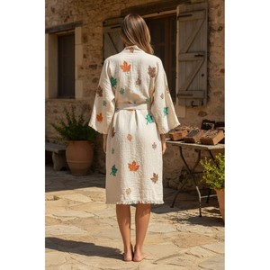 Bata de algodón 100% orgánico Varol para mujer con cuello tipo kimono, transpirable y cómoda, de tela gofrada para invierno, con logo personalizado y estampado de otoño. - Product Image 2