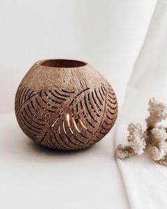 Porte-bougie traditionnel en coquille de noix de coco, inspiré de l'artisanat naturel, pour la décoration ethnique de la maison, accents de style culturel - Product Image 6