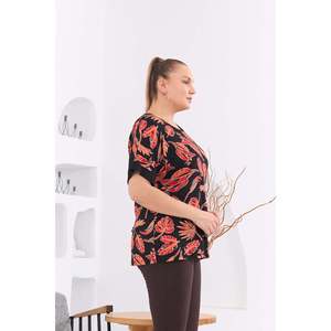 Camiseta negra con estampado de hojas de talla grande - Product Image 2